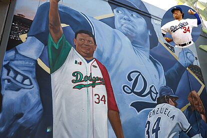 Patch Dodgers 2025 2 Patch Maglia Dodgers 2025 - Ricordo Vin Scully E Pubblicità Guggenheim Patch Los Angeles Dodgers - Foto 6