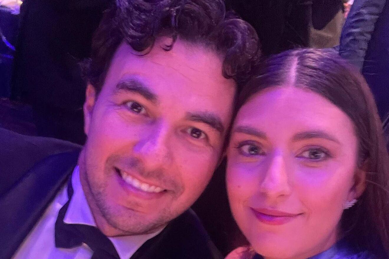 Carola Martínez junto a Sergio Pérez durante una ceremonia de F1